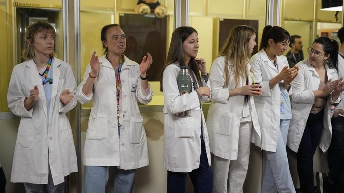 Para pekerja medis di Argentina melakukan aksi mogok kerja. Aksi itu dilakukan untuk menuntut kenaikan upah.