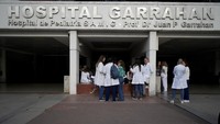 Pekerja medis berdiri di luar rumah sakit anak milik negara Garrahan.