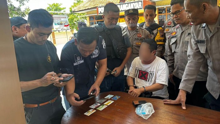 Pelaku saat diinterogasi di Polsek Karanganyar, Demak.