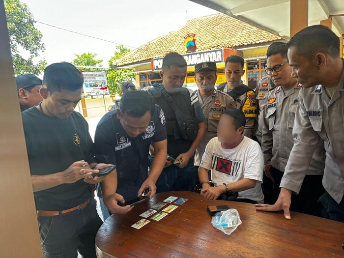 Pelaku saat diinterogasi di Polsek Karanganyar, Demak.