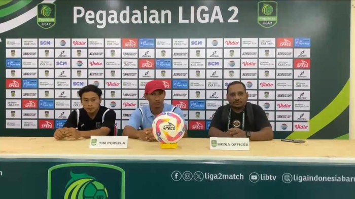 Pelatih Persela Zulkifli Syukur dan Samsul Arif usai laga