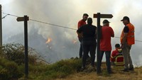 Asap membumbung ke angkasa dari lokasi kebakaran.