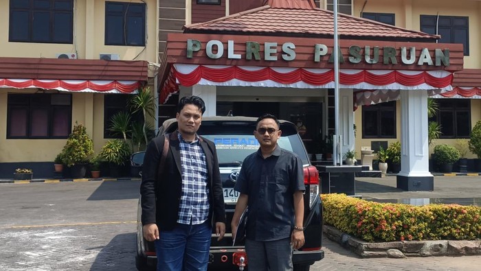 Penasihat hukum korban, Didik Lestariyono dan rekannya saat lapor ke Polres Pasuruan
