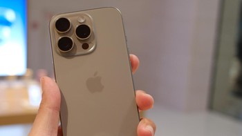 Pasalnya, saat ini tidak ada kanal penjualan resmi Apple Store di Indonesia. Solusinya, fanboy Indonesia yang tak sabar ingin segera memiliki iPhone terbaru bisa memboyongnya dari negara tetangga seperti Malaysia dan Singapura. Foto: Bagus Hernawan/Appleisme ID