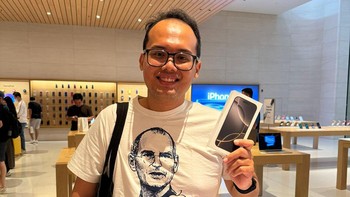 Salah satu Apple enthusiast Indonesia Bagus Hernawan mengikuti sesi pre order untuk iPhone 16 Pro Titanium Natural 1 TB. Smartphone yang diidamkannya itu sudah berada dalam genggamannya. Foto: Bagus Hernawan/Appleisme ID