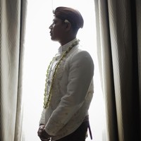 Kapan nikah kak? TAK PERLU LAGI BERTANYA. Merahasiakan hubungan kami berbulan-bulan karena netizen bijak pernah berkata: Kak kalo posting foto sama pasangan nanti aja kalo sudah sah. Siap laksanakan, tulis penyanyi 36 tahun itu di caption fotonya. Foto: dok. Bridestory