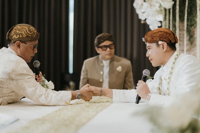 Nino mengucapkan ijab kabul dengan lancar di hadapan para tamu undangan dan saksi, termasuk penyanyi Armand Maulana yang dipercaya menjadi saksi pernikahan tersebut. Saya terima nikah dan kawinnya Dhabitannisa Auni binti Dendi Noviardi dengan maskawinnya tersebut dibayar tunai, ucap Nino dengan tegas. Foto: Instagram BrideStory