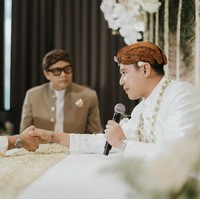 Nino mengucapkan ijab kabul dengan lancar di hadapan para tamu undangan dan saksi, termasuk penyanyi Armand Maulana yang dipercaya menjadi saksi pernikahan tersebut. Saya terima nikah dan kawinnya Dhabitannisa Auni binti Dendi Noviardi dengan maskawinnya tersebut dibayar tunai, ucap Nino dengan tegas. Foto: Instagram BrideStory