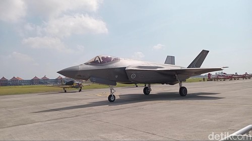 Pesawat F-35A saat hendak lepas landas di Bandara Internasional Ngurah Rai, Jumat (20/9/2024). (Aryo Mahendro/detikBali).