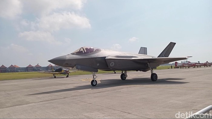 Pesawat F-35A saat hendak lepas landas di Bandara Internasional Ngurah Rai, Jumat (20/9/2024). (Aryo Mahendro/detikBali).