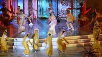 Sejumlah penari membawakan tarian daerah pada upacara penutupan PON XXI Aceh-Sumut 2024 di Stadion Utama Sumatera Utara, Sumut Sport Centre, Deli Serdang, Sumatera Utara, Jumat, (20/9/2024). ANTARA FOTO/Nova Wahyudi