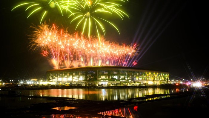 Pesta kembang api memeriahkan penutupan PON XXI Aceh-Sumut 2024 di Stadion Utama Sumatera Utara, Sumut Sport Centre, Deli Serdang, Sumatera Utara, Jumat (20/9/2024). Pelaksanaan PON XXI Aceh-Sumut 2024 resmi berakhir dan selanjutnya PON XXII akan diselenggarakan di Provinsi Nusa Tenggara Timur (NTT) dan Nusa Tenggara Barat (NTB) pada tahun 2028 mendatang. ANTARA FOTO/Rivan Awal Lingga/nz
