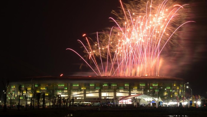 Pesta kembang api memeriahkan penutupan PON XXI Aceh-Sumut 2024 di Stadion Utama Sumatera Utara, Sumut Sport Centre, Deli Serdang, Sumatera Utara, Jumat (20/9/2024). Pelaksanaan PON XXI Aceh-Sumut 2024 resmi berakhir dan selanjutnya PON XXII akan diselenggarakan di Provinsi Nusa Tenggara Timur (NTT) dan Nusa Tenggara Barat (NTB) pada tahun 2028 mendatang. ANTARA FOTO/Fauzan/rwa.