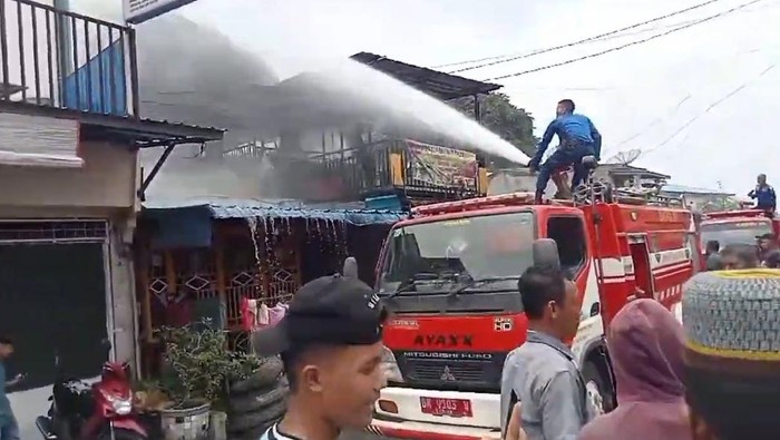 Petugas Damkar Asahan berjibaku memadamkan api di lokasi kebakaran. (Foto: Istimewa)