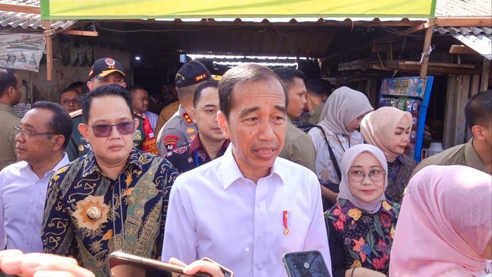 Pj Gubernur Jatim Adhy Karyono dampingi Jokowi saat meninjau pasar Dukuh Kupang Surabaya.