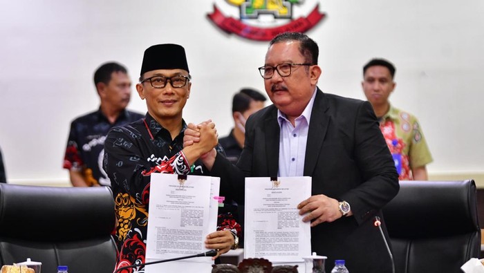 Pj Gubernur Sulsel Zudan Arif Fakrulloh dan Wakil Ketua DPRD Sulsel Nimatullah menyepakati Ranperda APBD 2025.