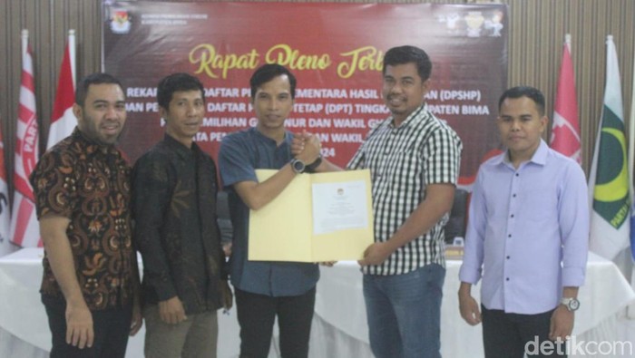 Ketua KPU Kabupaten Bima, Ady Supriadin menyerahkan jumlah DPT Pilkada 2024 kepada Bawaslu Kabupaten Bima, seusai rapat pleno, di kantor KPU Kabupaten Bima, Jumat (20/9/2024). (Dok. Rafiin/detikBali)