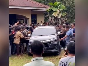 Polisi Lepas Tembakan Peringatan saat Amankan Indra Septiarman dari Amukan Massa