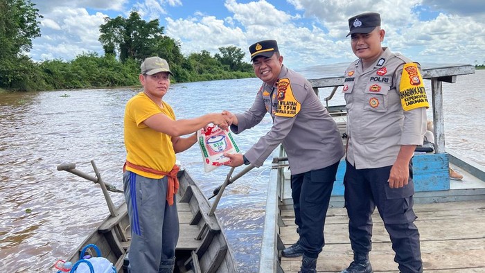 Polisi melakukan sosialisasi Pilkada di wilayah Pesisir (Foto: Dok Polsek TPTM)