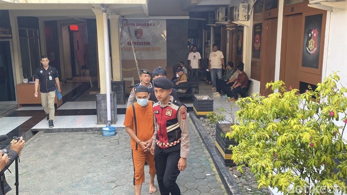 Polisi menangkap AMJ (45) oknum advokat atau pengacara asal Kota Bandung yang tiba-tiba menembak pemilik warung kopi (warkop) Musyafa Akbar Faisal (35)