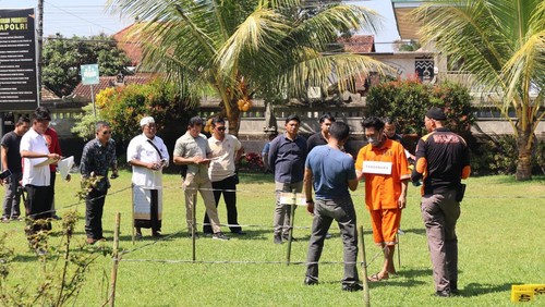 Polisi menggelar rekonstruksi kasus pembunuhan di kolam air panas di Kintamani, Bali, Jumat (20/9/2024).