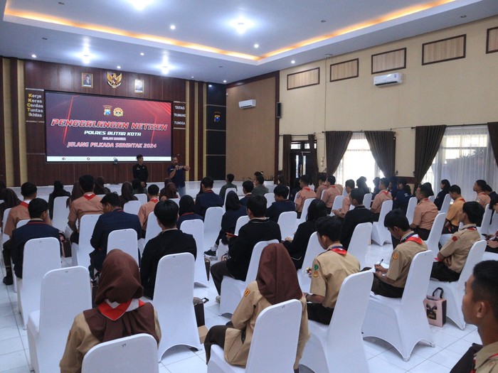 Polres Blitar Kota ajak siswa SMA bijak bermedsos jelang Pilkada