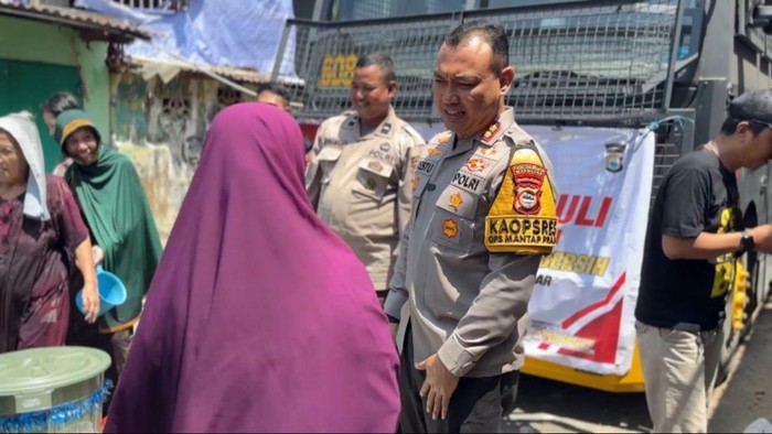 Polres Pelabuhan Makassar memberikan bantuan air bersih dan sembako kepada warga yang terdampak kekeringan.