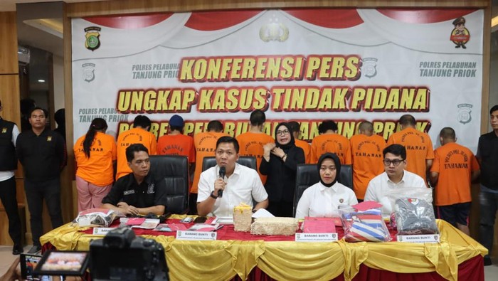 Polres Pelabuhan Tanjung Priok menangkap 10 pelaku kejahatan prostitusi hingga judi online selama Operasi Sikat Jaya.