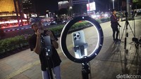 Para pelaku ekonomi kreatif content creator melakukan karaoke live streaming pada platform sosial media di kawasan Bundaran HI, Jl MH Thamrin, Jakarta, Kamis (19/9/2024) malam.