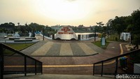 Alun-alun ini belum dibuka karena jembatan gantung di belakang alun-alun belum rampung, pekerja hingga sore ini masih terlihat menyelesaikan pekerjaannya.