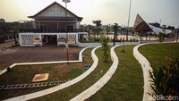 Jika dilihat dari luar alun-alun tersebut nampak telah rapi, beberapa fasilitas umum nampak siap digunakan.