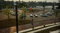 Warga yang mendatangi alun-alun ini mengaku kecewa karena telah antusias datang namun tak bisa masuk ke lokasi.