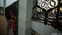 Mereka juga turut membawa anak-anak, namun ketika tiba di lokasi pagar alun-alun masih tertutup rapat.