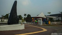 Sehari sebelumnya Wali Kota Depok M Idris meresmikan alun-alun barat dan hutan kota di Setu Tujuh Muara, Sawangan, Depok, Jawa Barat. Dia mengatakan alun-alun ini dibangun dengan anggaran Rp 58 miliar.