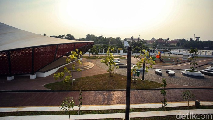 Potret Alun-alun Barat Kota Depok yang Diresmikan namun Masih Ditutup Alun-alun Barat dan Hutan Kota Depok telah diresmikan di Setu Tujuh Muara, Sawangan, Depok, Jawa Barat. Sayangnya alun-alun masih ditutup.