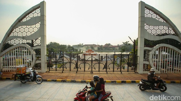 Alun-alun Barat dan Hutan Kota Depok telah diresmikan di Setu Tujuh Muara, Sawangan, Depok, Jawa Barat. Sayangnya alun-alun masih ditutup.