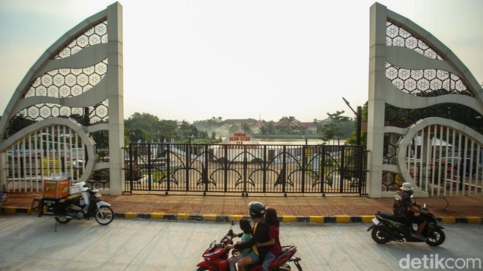 Potret Alun-alun Barat Kota Depok yang Diresmikan namun Masih Ditutup Alun-alun Barat dan Hutan Kota Depok telah diresmikan di Setu Tujuh Muara, Sawangan, Depok, Jawa Barat. Sayangnya alun-alun masih ditutup.