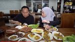 Potret Denny Cagur Kulineran Seru Bareng Istri dan Sahabat