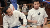 Salah satu aktivitas yang sering terekam kamera yaitu ketika Denny dan keluarganya makan. Seperti ini salah satu momen saat ia dan anaknya, Fabian menikmati udang goreng tepung hingga makanan lain di restoran. Foto: Instagram @iwanchan_ @shantydenny / YouTube