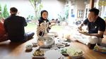 Potret Denny Cagur Kulineran Seru Bareng Istri dan Sahabat
