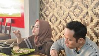 Istrinya yang suka kulineran juga sering mengajak Denny makan-makan di luar. Terlihat pasangan suami-istri itu makan di restoran Sunda, menikmati nasi, ikan, hingga pepes. Foto: Instagram @iwanchan_ @shantydenny / YouTube