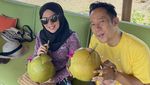 Potret Denny Cagur Kulineran Seru Bareng Istri dan Sahabat