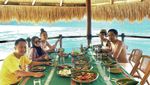 Potret Denny Cagur Kulineran Seru Bareng Istri dan Sahabat