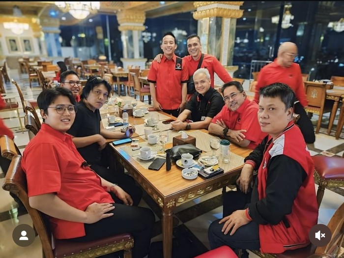 Potret Denny Cagur Kulineran Seru Bareng Istri dan Sahabat Potret Denny Cagur Kulineran Seru Bareng Istri dan Sahabat