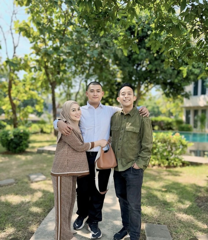 Potret Denny Cagur Kulineran Seru Bareng Istri dan Sahabat Potret Denny Cagur Kulineran Seru Bareng Istri dan Sahabat