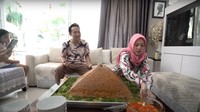 Wow, kali ini pelawak itu ikut istrinya menikmati bakso jumbo berbentuk gunung. Tidak hanya bentuknya yang unik dan jumbo, tetapi bakso itu juga dilumuri dengan sambal pedas. Foto: Instagram @iwanchan_ @shantydenny / YouTube