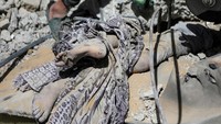 Sejumlah warga termasuk anak-anak tewas tertimbun reruntuhan bangunan.