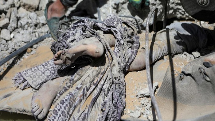 Potret Evakuasi Manual Korban Serangan Israel di Gaza Rescuers work to recover the body of a Palestinian girl from under the rubble of a house hit in an Israeli strike, amid the Israel-Hamas conflict, in Gaza City September 19, 2024. REUTERS/Dawoud Abu Alkas TPX IMAGES OF THE DAY