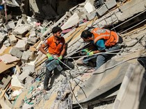 Potret Evakuasi Korban Serangan Israel dari Puing-puing di Gaza