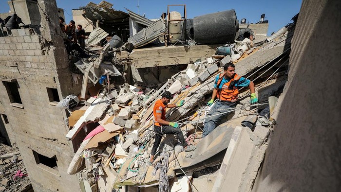 Rescuers work to recover the body of a Palestinian girl from under the rubble of a house hit in an Israeli strike, amid the Israel-Hamas conflict, in Gaza City September 19, 2024. REUTERS/Dawoud Abu Alkas      TPX IMAGES OF THE DAY